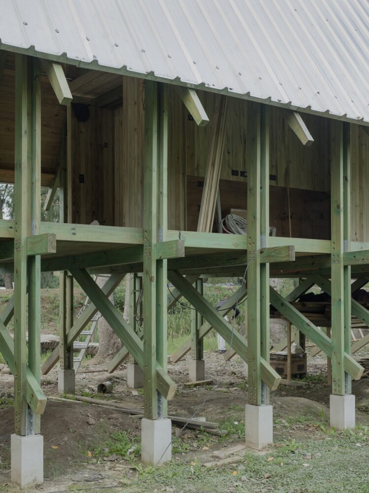 Shelter in Delta del Paraná by Estudio Mater